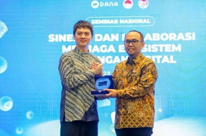 CEO & Co-Founder DANA Indonesia Vince Iswara (kiri) bersama Kepala PPATK Ivan Yustiavandana dalam Gerakan Nasional Anti Pencucian Uang dan Pencegahan Pendanaan Terorisme (Gernas APU PPT) di Jakarta, Selasa (29/7/2025). FOTO: ANTARA/HO