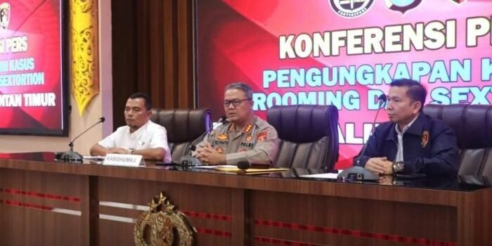 Polda Kaltim Gelar konferensi pers kasus grooming dan sextortion yang menimpa seorang anak perempuan asal Swedia, Pada Rabu (16/7/2025). Foto: HO/Humas Polda Kaltim