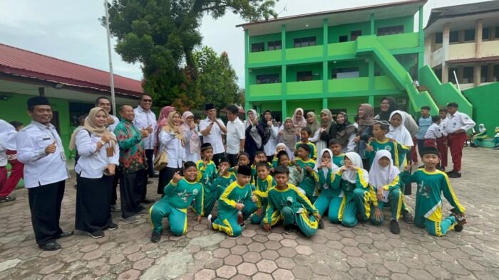 Wali Kota Balikpapan H. Rahmad Mas’ud saat meninjau Sekolah Al-Hassan, pada Rabu (16/7/2025). BorneoFlash/Niken Sulastri