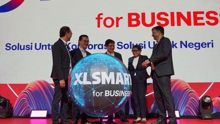 Ki-ka :Direktur & Chief Enterprise Strategic Relationship Officer XLSMART, Andrijanto Muljono, Chairman Sinar Mas Telecommunication & Technology, Franky Oesman Widjaja,Presiden Komisaris XLSMART, Arsyad Rasyid, Komisaris XLSMART, Retno Marsudi dan Presiden Direktur & CEO XLSMART, Rajeev Sethi dalam acara opening ceremony BRAVO 500 SUMMIT di Ritz Carlton Hotel Pacific Place Jakarta, Pada Kamis (24/7/2025). Foto: HO/XLSMART
