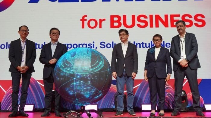 Ki-ka :Direktur & Chief Enterprise Strategic Relationship Officer XLSMART, Andrijanto Muljono, Chairman Sinar Mas Telecommunication & Technology, Franky Oesman Widjaja,Presiden Komisaris XLSMART, Arsyad Rasyid, Komisaris XLSMART, Retno Marsudi dan Presiden Direktur & CEO XLSMART, Rajeev Sethi dalam acara opening ceremony BRAVO 500 SUMMIT di Ritz Carlton Hotel Pacific Place Jakarta, Pada Kamis (24/7/2025). Foto: HO/XLSMART 
