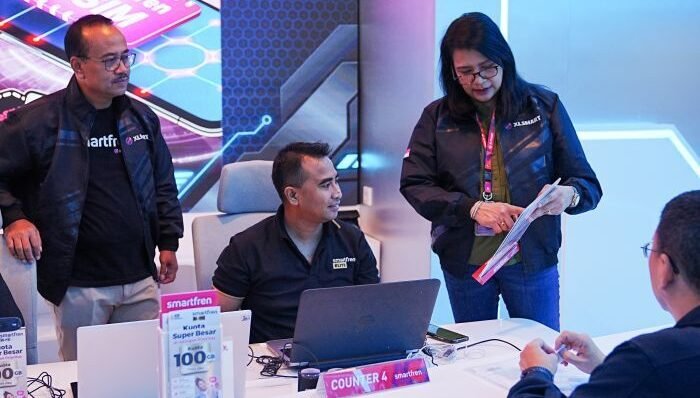 Chief Marketing Smartfren Officer XLSMART, Sukaca Purwokardjono (kiri), petugas Customer Care Galeri Smartfren (tengah) bersama Head Customer Succes XLSMART, Rochelle Camasosa (kanan) sedang memberikan pelayanan kepada pelanggan di Galeri Smartfren, Pada Jumat (18/7/2025). Foto: HO/ XLSMART