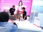 Direktur & Chief Commercial Officer – Comsumer XLSMART, David Arcelus Oses (kiri), petugas Customer Care Galeri Smartfren (tengah) bersama dengan Direktur & Chief Information Technology Officer XLSMART, Yessie Dianty Yosetya (kanan) sedang memberikan pelayanan kepada pelanggan di Galeri Smartfren, Pada Selasa  (8/7/2025). Foto: HO/ XLSMART