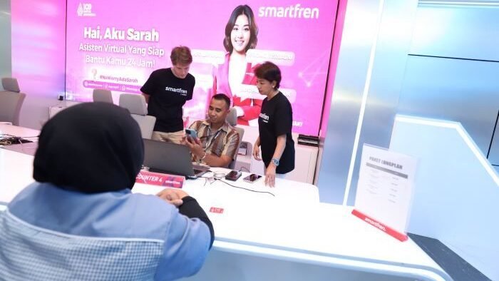 Direktur & Chief Commercial Officer – Comsumer XLSMART, David Arcelus Oses (kiri), petugas Customer Care Galeri Smartfren (tengah) bersama dengan Direktur & Chief Information Technology Officer XLSMART, Yessie Dianty Yosetya (kanan) sedang memberikan pelayanan kepada pelanggan di Galeri Smartfren, Pada Selasa  (8/7/2025). Foto: HO/ XLSMART