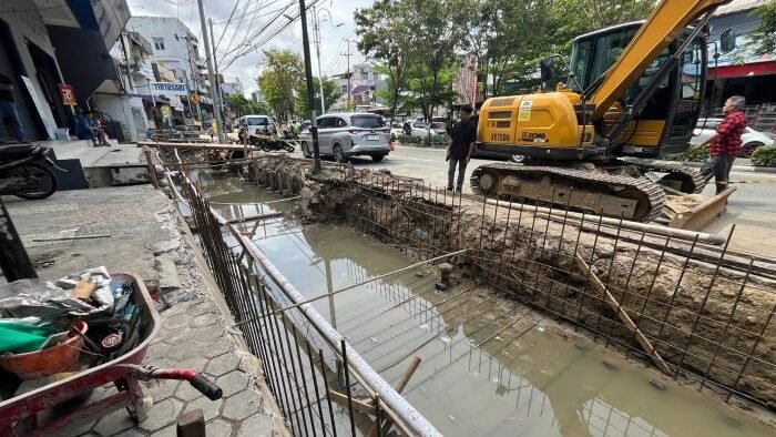 Proyek pembangunan drainase di Jalan Jenderal Ahmad Yani, pada hari Sabtu (19/7/2025). Foto: BorneoFlash/Niken Sulastri