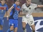 Duel Jens Raven dengan pemain filipina untuk memperebutkan bola dalam laga grup A ASEAN U-23 Championship 2025 di SUGBK (18/7/2025)> Foto: ANTARA/Muhammad Adimaja