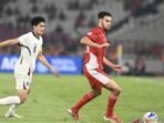 Jens Raven, pemain timnas U-23 Indonesia saat mempertahankan bola dari pemain timnas U-23 Thailand Sek an Ratree di laga pertandingan ASEAN U-23 Championship 2025 di SUGBK (25/7/2025). Foto: ANTARA/Muhammad Adimaja/MRH/tom.