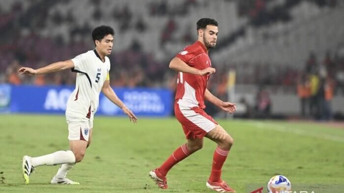 Jens Raven, pemain timnas U-23 Indonesia saat mempertahankan bola dari pemain timnas U-23 Thailand Sek an Ratree di laga pertandingan ASEAN U-23 Championship 2025 di SUGBK (25/7/2025). Foto: ANTARA/Muhammad Adimaja/MRH/tom.