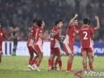 Momen bahagia saat timnas U-23 Indonesia berhasil mengalahkan Thailand di semifinal ASEAN U-23 Championship 2025 di SUGBK (25/7/2025). Foto: ANTARA/Muhammad Adimaja/mrh/tom/am