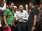 Terdakwa kasus dugaan korupsi impor gula, Thomas Trikasih Lembong atau Tom Lembong (tengah) memasuki ruangan untuk menjalani sidang pembacaan vonis di Pengadilan Tipikor, Jakarta, Jumat (18/7/2025). Foto: Antara/Bayu Pratama S/app/bar.