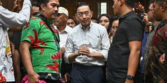 Terdakwa kasus dugaan korupsi impor gula, Thomas Trikasih Lembong atau Tom Lembong (tengah) memasuki ruangan untuk menjalani sidang pembacaan vonis di Pengadilan Tipikor, Jakarta, Jumat (18/7/2025). Foto: Antara/Bayu Pratama S/app/bar.