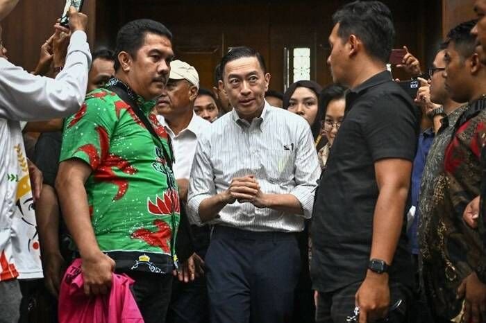 Terdakwa kasus dugaan korupsi impor gula, Thomas Trikasih Lembong atau Tom Lembong (tengah) memasuki ruangan untuk menjalani sidang pembacaan vonis di Pengadilan Tipikor, Jakarta, Jumat (18/7/2025). Foto: Antara/Bayu Pratama S/app/bar.