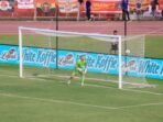 Sonny Stevens, penjaga gawang Dewa United tak berdaya saat tendangan bebas Filipe Chaby membobol gawang timnya di Stadion Gor Haji Agus Salim, Kota Padang, Sumatera Barat. Foto: ANTARA/Muhammad Zulfikar