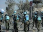 Prajurit TNI yang tergabung dalam Satgas Batalyon Mekanis (Yonmek) TNI Kontingen Garuda Indobatt XXIII-R/UNIFIL sedang membersihkan puing-puing di jalanan Lebanon Selatan. Hal ini dilakukan untuk membuka kembali jalur distribusi logistik (4/11/2024). Foto: ANTARA/HO-Penerangan Satgas Yonmek TNI Konga XXIII-R/UNIFIL.