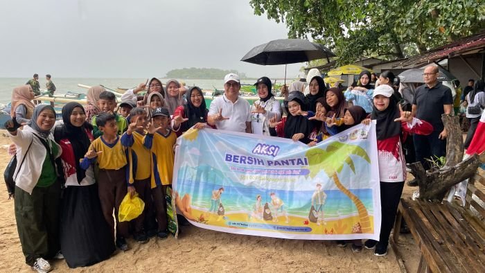 Aksi bersih-bersih pantai Seraya di Kelurahan Sepinggan Raya, Kecamatan Balikpapan Selatan, pada Minggu (24/8/2025). Foto: BorneoFlash/Niken Sulastri