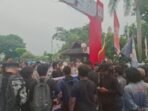 Aliansi Balikpapan Melawan (Bakwan) mendatangi Kantor Wali Kota Balikpapan, untuk menyampaikan seruan aksi, pada Senin (25/8/2025). Foto: BorneoFlash/Niken Sulastri