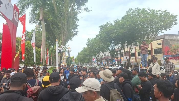 Aliansi Balikpapan Melawan (Bakwan) mendatangi Kantor Wali Kota Balikpapan, untuk menyampaikan seruan aksi, pada Senin (25/8/2025). Foto: BorneoFlash/Niken Sulastri