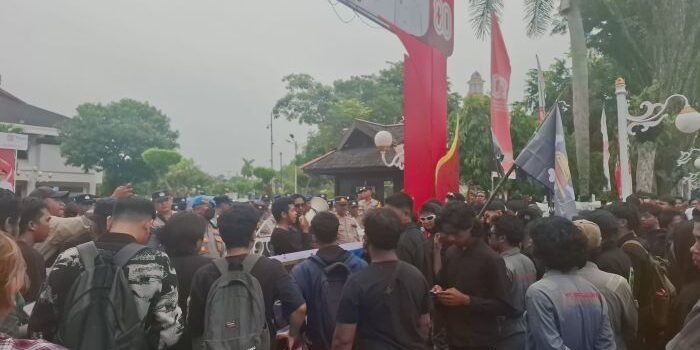 Bakwan Serukan Lima Tuntutan ke Kantor Wali Kota Balikpapan