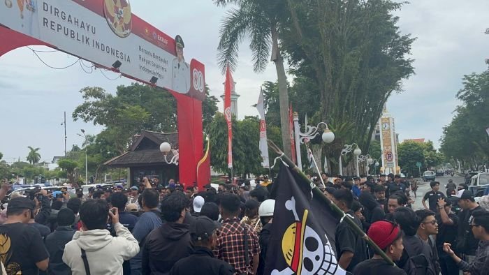 Aliansi Balikpapan Melawan (Bakwan) mendatangi Kantor Wali Kota Balikpapan, untuk menyampaikan seruan aksi, pada Senin (25/8/2025). Foto: BorneoFlash/Niken Sulastri