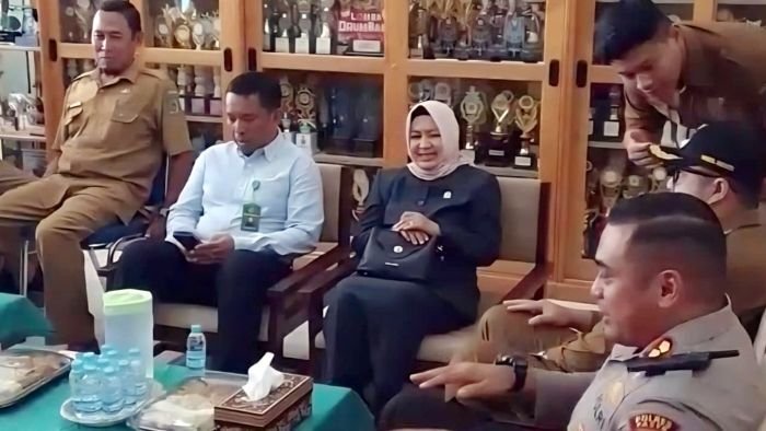 Anggota DPRD Paser, Nurhayati Saat menghadiri launching MBG di SMP Negeri 2 Tanah Grogot, pada Selasa (19/8/2025). Foto: BorneoFlash/IST