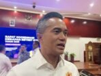 Ketua Umum Kamar Dagang dan Industri (Kadin) Indonesia Anindya Novyan Bakrie memberi keterangan ketika ditemui setelah konferensi pers menjelang retret Kadin di Kantor Lembaga Ketahanan Nasional (Lemhannas), Jakarta, Jumat (1/8/2025).FOTO : ANTARA/Putu Indah Savitri.
