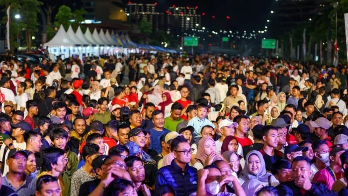Antusias masyarakat menunggu penampilan band Padi Reborn pada Pesta Rakyat IKN. Foto: HO/Humas Otorita IKN
