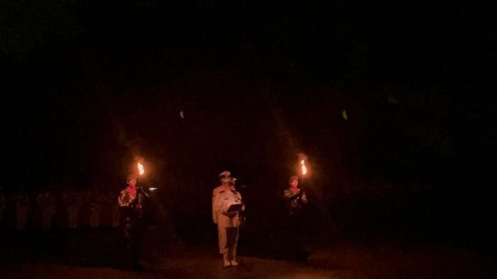 Apel Kehormatan dan Renungan Suci, di Taman Makam Pahlawan Dharma Agung Balikpapan, pada Sabtu malam (16/8/2025). Foto: BorneoFlash/Niken Sulastri