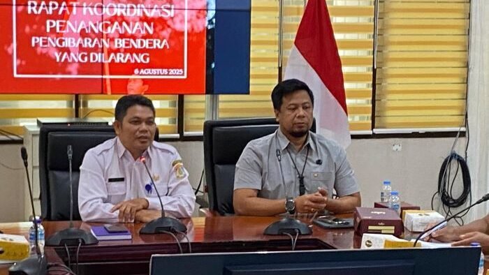 Asisten I Tata Pemerintahan Sekretariat Daerah Kota Balikpapan, Zulkipli Saat Rapat Koordinasi Penanganan Bendera One Piece di Balikpapan, di Ruang Rapat 1 Balai Kota Balikpapan, pada Rabu (6/8/2025. Foto: BorneoFlash/Niken Sulastri