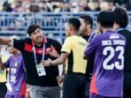 Alfredo Vera, pelatih Madura United FC saat melakukan protes di laga melawan Persik Kediri. Foto: dok. Instagram/@maduraunited.fc