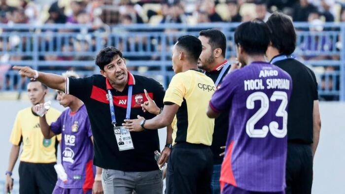 Alfredo Vera, pelatih Madura United FC saat melakukan protes di laga melawan Persik Kediri. Foto: dok. Instagram/@maduraunited.fc