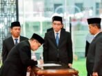Menteri Energi dan Sumber Daya Mineral (ESDM) Bahlil Lahadalia melantik Laode Sulaeman menjadi Direktur Jenderal Minyak dan Gas Bumi dalam pelantikan Dirjen Migas di Kementerian ESDM, Jakarta, Jumat (29/8/2025). FOTO : ANTARA/HO-ESDM