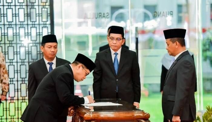 Menteri Energi dan Sumber Daya Mineral (ESDM) Bahlil Lahadalia melantik Laode Sulaeman menjadi Direktur Jenderal Minyak dan Gas Bumi dalam pelantikan Dirjen Migas di Kementerian ESDM, Jakarta, Jumat (29/8/2025). FOTO : ANTARA/HO-ESDM