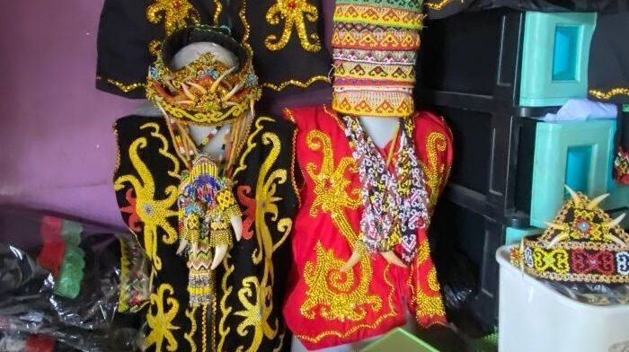 Baju Adat Dayak yang disewakan beserta aksesorisnya. Foto: BorneoFlash/Nur Ainunnisa