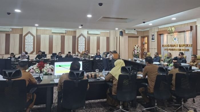 Rapat kerja Badan Anggaran (Banggar) DPRD Paser bersama TAPD, membahas rancangan Kebijakan Umum Anggaran dan Prioritas Plafon Anggaran Sementara (KUA-PPAS) 2026 di Sekretariat DPRD Paser, pada Senin (11/8/2025). Foto: BorneoFlash/Joe