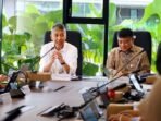 Medrilzam (Deputi Pengembangan Wilayah, KemenPPN/Bappenas) samping kanan dan Bimo Adi Nursanthyasto (Sekretaris Otorita IKN) samping kiri dalam tanya jawab antara OIKN, Bappenas dan JICA mengenai konsep yang ditawarkan dari Tri-City Development Plan. Foto: HO/Humas Otorita IKN
