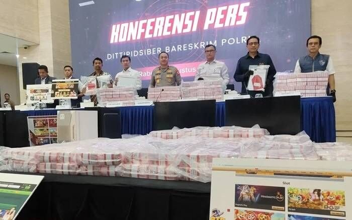 Jajaran Dittipidsiber Bareskrim Polri dan beberapa perwakilan kementerian menunjukkan barang bukti dalam pengungkapan kasus judi online di Gedung Bareskrim Polri, Jakarta, Rabu (27/8/2025). FOTO: ANTARA/Nadia Putri Rahmani.