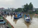 Kegiatan Bersih-bersih Sungai Karang mumus yang di lakukan oleh pemkot Samarinda, masyarakat, mahasiswa dan relawan lainnya, pada Sabtu (9/8/2025). Foto: BorneoFlash/Nur Ainunnisa
