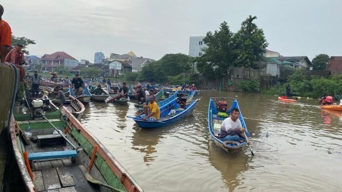 Kegiatan Bersih-bersih Sungai Karang mumus yang di lakukan oleh pemkot Samarinda, masyarakat, mahasiswa dan relawan lainnya, pada Sabtu (9/8/2025). Foto: BorneoFlash/Nur Ainunnisa