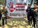 Bid Humas Polda Kaltim melaksanakan kegiatan pemasangan spanduk imbauan di wilayah Kecamatan Balikpapan Timur, pada Sabtu (30/8/2025). Foto: HO/Humas Polda Kaltim