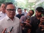 Wakil Menteri Dalam Negeri Bima Arya Sugiarto menyoroti aksi warga mengibarkan bendera One Piece dalam sesi wawancara cegat di Pendopo Gubernur NTB, Kota Mataram, Nusa Tenggara Barat, Sabtu (2/8/2025). FOTO : ANTARA/Sugiharto Purnama