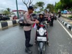 Brimob Polda Kaltim menggelar aksi inspiratif dengan membagikan 3.000 bendera Merah Putih kepada masyarakat Kaltim. Foto: HO/Humas Polda Kaltim