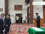 Bupati Kutai Barat Frederick Edwin saat melantik dan mengambil sumpah jabatan 70 pejabat administrator dan pengawas di lingkungan Pemerintah Kabupaten Kutai Barat, pada Jumat (22/8/2025). Foto: IST/Pemkab Kubar