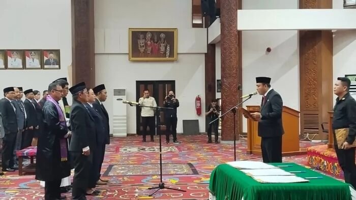 Bupati Kutai Barat Frederick Edwin saat melantik dan mengambil sumpah jabatan 70 pejabat administrator dan pengawas di lingkungan Pemerintah Kabupaten Kutai Barat, pada Jumat (22/8/2025). Foto: IST/Pemkab Kubar