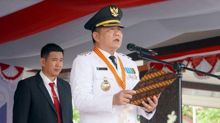 Bupati Mahulu, Bonifasius Belawan Geh saat bertindak sebagai Inspektur Upacara Pengibaran Bendera Merah Putih dalam rangka memperingati HUT ke-80 Kemerdekaan Republik Indonesia, di Alun-alun Ujoh Bilang, pada Minggu (17/08/2025). Foto: HO/Prokopim Mahulu