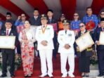 Bupati Mahulu, Bonifasius Belawan Geh saat penyerahan penghargaan Satyalancana kepada ASN berprestasi dalam Bidang Pengelolaan Keuangan Daerah dan Bidang Inovasi Daerah SIP TPP di Alun-alun Ujoh Bilang, pada Minggu (17/8/2025). Foto: HO/Prokopim Mahulu