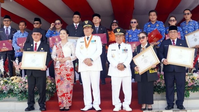 Bupati Mahulu, Bonifasius Belawan Geh saat penyerahan penghargaan Satyalancana kepada ASN berprestasi dalam Bidang Pengelolaan Keuangan Daerah dan Bidang Inovasi Daerah SIP TPP di Alun-alun Ujoh Bilang, pada Minggu (17/8/2025). Foto: HO/Prokopim Mahulu