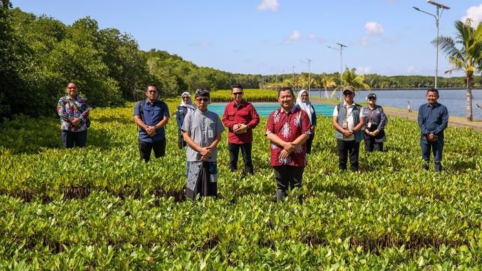 Bupati PPU juga melakukan studi lapangan dengan meninjau pengelolaan Tahura Ngurah Rai, sebagai model pembangunan hijau di pesisir PPU. Foto: HO/Prokopimkabppu
