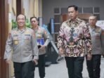 Irwasum Polri Komjen Pol. Dedi Prasetyo (kiri) bersama Direktur Utama Perum Bulog Mayor Jenderal TNI Ahmad Rizal Ramdhan (kanan) di Gedung Mabes Polri, Jakarta Selatan. FOTO : ANTARA/HO-Divisi Humas Polri