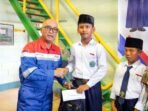 Direktur Operasi PT KPB, Arafat Bayu Nugroho membagikan Paket Perlengkapan Sekolah di Halaman Kantor Terminal Crude Lawe-Lawe PT KPI Unit Balikpapan, pada Rabu (6/8/2025). Foto: HO/KPB