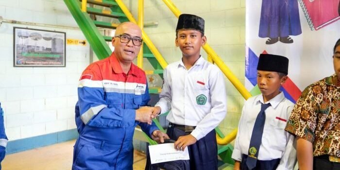 Direktur Operasi PT KPB, Arafat Bayu Nugroho membagikan Paket Perlengkapan Sekolah di Halaman Kantor Terminal Crude Lawe-Lawe PT KPI Unit Balikpapan, pada Rabu (6/8/2025). Foto: HO/KPB